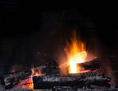 Taş şömineyi parlayan bir yangında