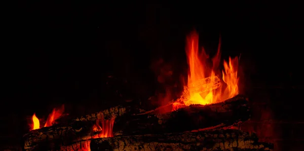 Taş Şömineyi Parlayan Bir Yangında — Stok fotoğraf
