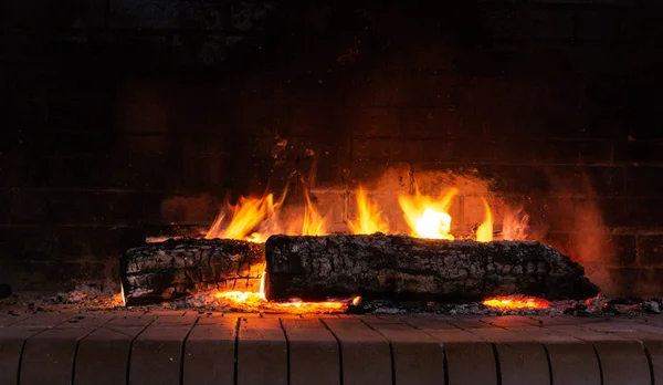Świecące Ogniu Kamiennym Kominku — Zdjęcie stockowe