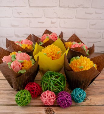 Buttercream çiçekler ile cupcakes