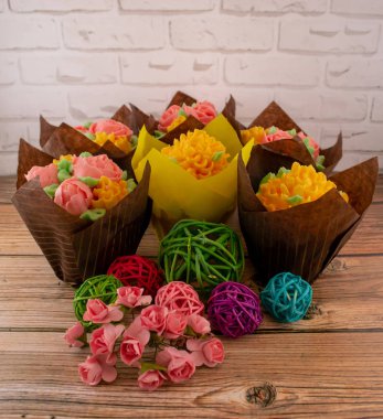 Buttercream çiçekler ile cupcakes