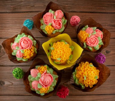 Buttercream çiçekler ile cupcakes