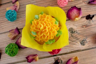 Buttercream çiçekler ile cupcakes