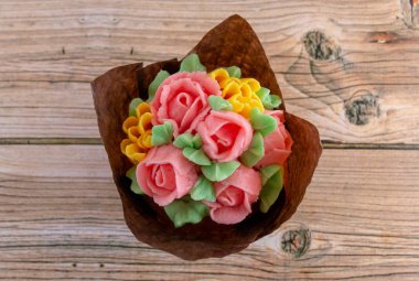 Buttercream çiçekler ile cupcakes