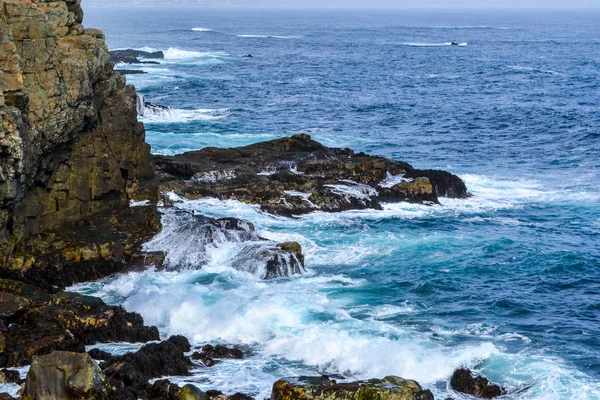 Морские Скалы Голубых Водах Тихого Океана — стоковое фото