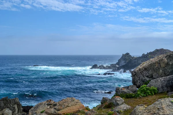 Παραθαλάσσια Βράχια Στα Γαλάζια Νερά Του Ειρηνικού Ωκεανού — Φωτογραφία Αρχείου