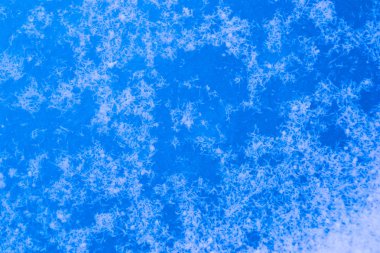 Buz ve kar kış göl kenarında mavi tezcan yamalar