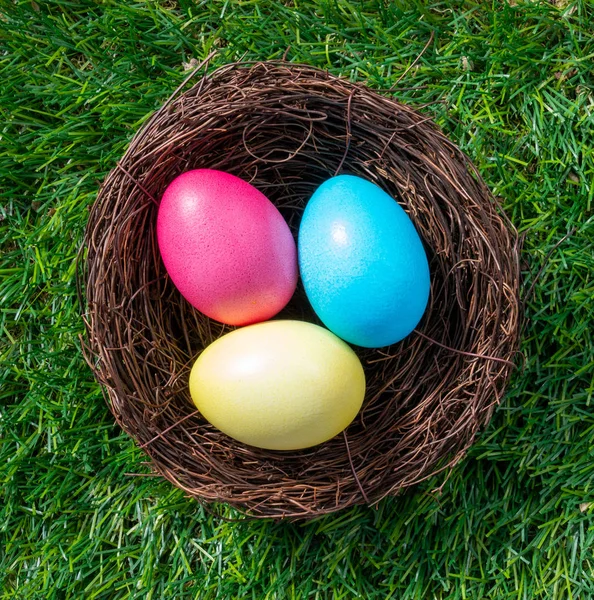 Huevos Pascua Pintados Nido Sobre Hierba Verde —  Fotos de Stock