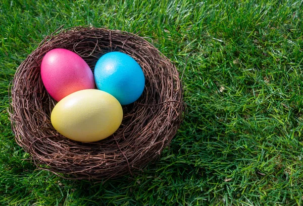 Tres Huevos Pascua Pintados Nido Sobre Hierba Verde —  Fotos de Stock