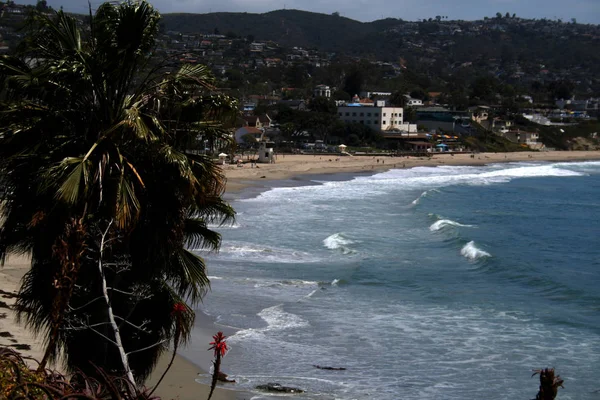 Laguna Beach CA 'nın ana plajının güzel manzarasını