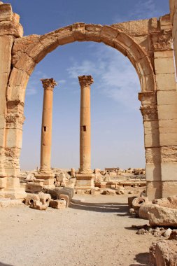 Antik şehir Palmyra Suriye Çölü üzerinde (kısa bir süre önce savaş kalıntıları)
