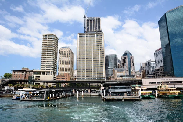 Skyscrappers とシドニー市内中心部の港のビュー — ストック写真