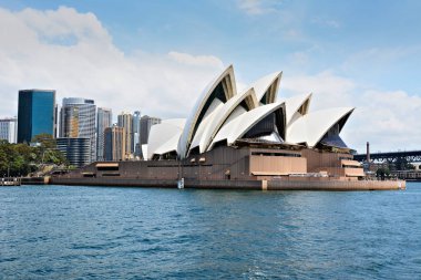 Sydney Harbour ünlü Opera binasının inşa. Sudan görüntüleyin. Isıtmak, arka plan ile iş merkezi.