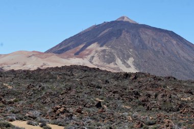 Mount Teide - Tenerife Kanarya Adaları'nda bir yanardağ var. 3,718 metrelik zirvesinde İspanya en yüksek noktası ve Atlantik Adaları deniz seviyesinden en yüksek noktası var. Teide Milli Parkı ile birlikte dünya mirası adlandırılır 