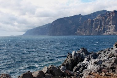 Los Gigantes - Atlantik Okyanusu dalgaları ile volkanik kıyı şeridi görüntüleyin