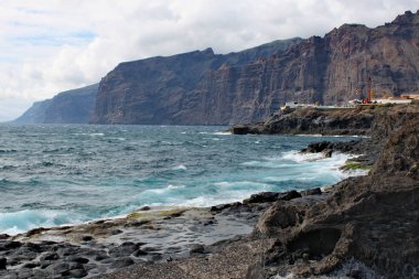Los Gigantes - Atlantik Okyanusu dalgaları ile volkanik kıyı şeridi görüntüleyin