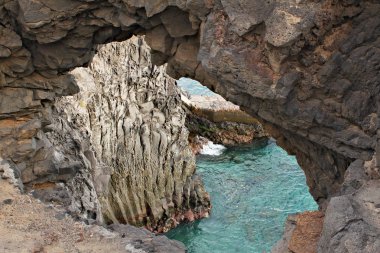 Costa del Silencio - sessizlik Bay Açık Turkuaz su ile yüksek volkanik kaya oluşumu 