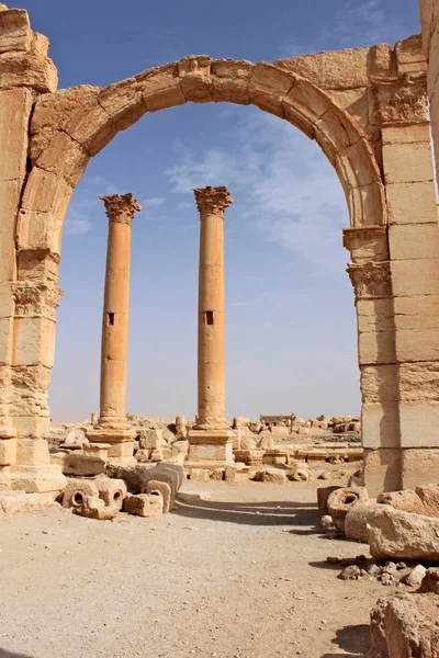 Antik şehir Palmyra Suriye Çölü üzerinde (kısa bir süre önce savaş kalıntıları)