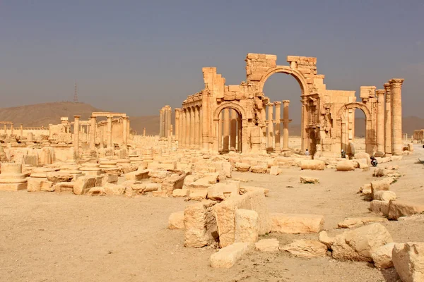 Antik şehir Palmyra Suriye Çölü üzerinde (kısa bir süre önce savaş Triumph.Ruins kemer)