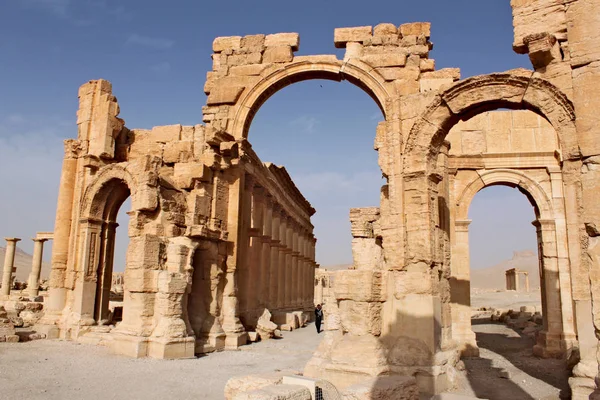 勝利のアーチ パルミラ遺跡を古代セム語都市のシリア砂漠 直前に戦争 — ストック写真