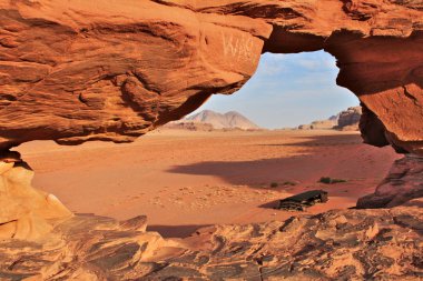 Ürdün'de Wadi Rum kırmızı tatlısı. Göçebe çadırı büyük doğal kaya pencere tarafından görüldü.