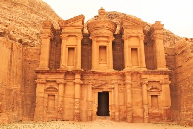 Antik şehir Petra'dan Deir manastırda; Dekoratif tapınak bir kaya