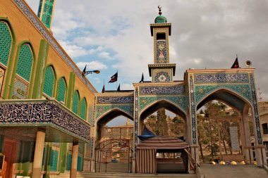 Sayyida şeylerin, Imam Hüseyin'in kızı ve büyük torunu Hazreti Muhammed, tapınak güneşin döneminde inşa edilen Baalbek, şehrin güney girişinde selamlıyor bir dini turizm cazibe olduğunu 