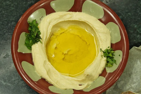 Bowl Hagyományos Hummus Olívaolajjal Közepén Egy Kis Petrezselyem — Stock Fotó