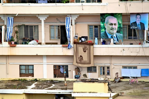 Politikacılar kat mülkiyeti binaların balkonlarda posterleri ile Lübnan şehir hayatı