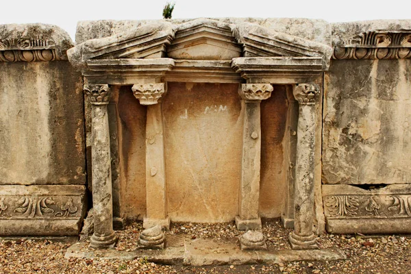 Karmaşık Denizin Yanında Sütunlarla Baalat Gebal Tapınağı Antik Tiyatro Kalıntıları — Stok fotoğraf