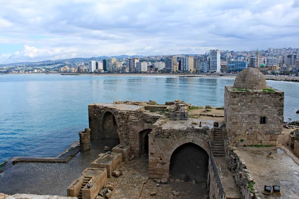 Sidon'ın deniz Kalesi ile denizin diğer yakasında gökdelenler ile modern bir şehir
