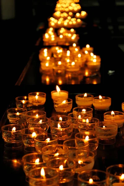 Muchas Velas Vasos Pequeños Parecen Soplones Que Brillan Oscuridad — Foto de Stock