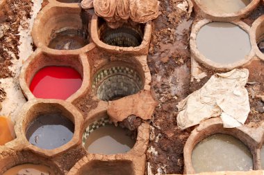 Fas'ta Fez Geleneksel tabakhane -doğal boyalar kullanmak aile şirketi.