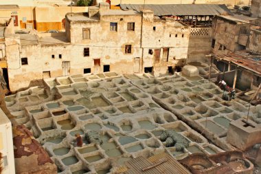 Fez Fas geleneksel tabakhane-aile şirketi. İnsanlar çeşitli renk vermek için doğal boya kullanarak deri boya. Arka plan olarak geleneksel yapılar.