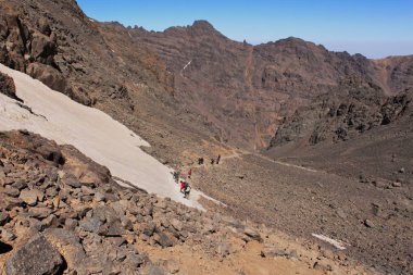 En yüksek zirvesi Toubkal Fas trekking. Altas dağlarda trail. Yamaçta kar.