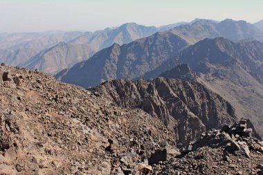 Atlas Dağları Fas. Egirdir en yüksek tepe Toubkal üzerinde. Keskin kayalar doruklarına.