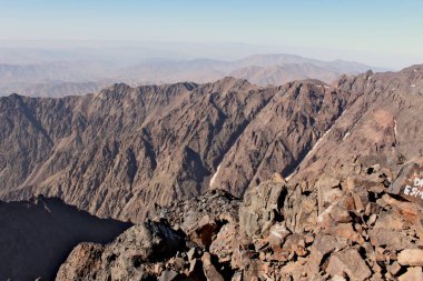 Atlas Dağları Fas. Egirdir en yüksek tepe Toubkal üzerinde. Keskin kayalar doruklarına.