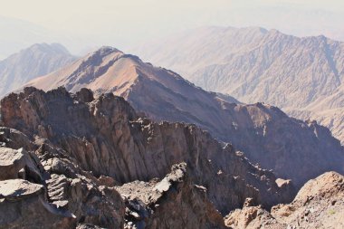 Atlas Dağları Fas. Egirdir en yüksek tepe Toubkal üzerinde. Keskin kayalar doruklarına.