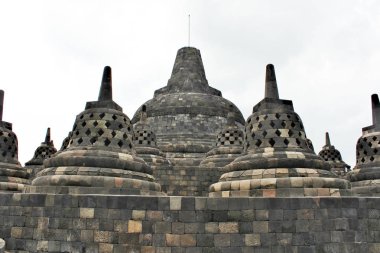 Borobudur - Dünya'nın en büyük Budist Tapınağı 9-yüzyılda inşa edilmiş. Mahayana Budist Tapınağı birçok stupa ile.