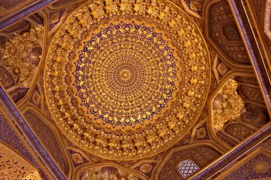 Dekoratif duvar ve tavan thetilla-Kari-altın-Covered-Medressa, 1660'ta; tamamlandı şaşırtıcı mavi ve altın Samarkands servet simgelediği için dekore edilmiş