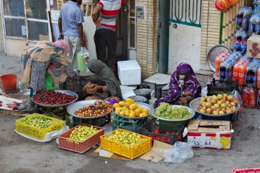 Yerel İran Caddesi Pazar meyve ile. Kadınlar geleneksel renkli maskesi