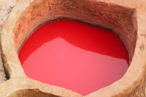 Geleneksel tabakhane Fez Fas içinde. Kırmızı renkli sıvı.