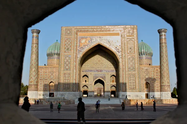 1636, bitmiş Sher Dor (aslan) Medressa kaplanlar gibi ancak aslanlar olması amacıyla kedigil kükreyen ile dekore edilmiştir