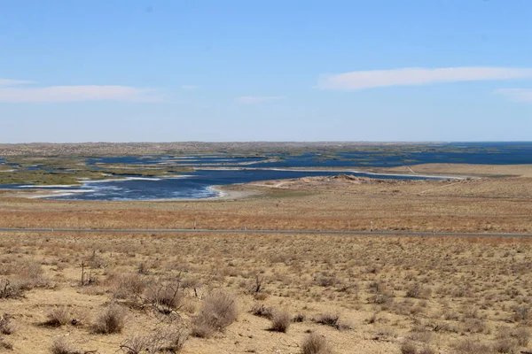 Aydar göldür sisteminin bir parçası olan Güney-Doğu Kızıl Kum tuzlu çöküntü içinde yer alan 3 acı su göl (Aydar Kul, Arnasay ve Tuzkan) içeren insan yapımı Aydar-Arnasay göller