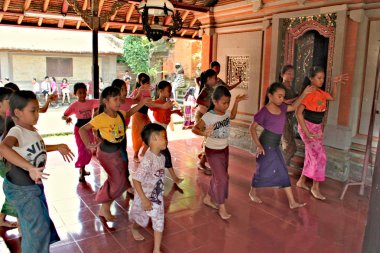Endonezya, Ubud; 28 Nisan 2013 - geleneksel tiyatro Balinese dans öğrenmek