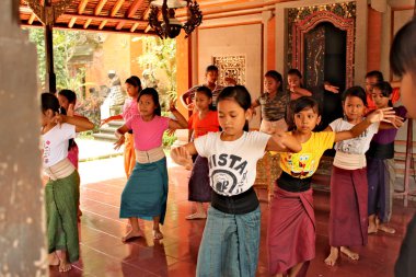 Endonezya, Ubud; 28 Nisan 2013 - geleneksel tiyatro Balinese dans öğrenmek