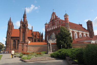 Kilisesi, St. Anna ile Vilnius ve kilise önünde kare ther anıt Adam Mickiewicz, çok ünlü Polonyalı yazar gibi
