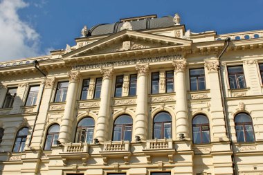 Başkenti Vilnius Litvanya Ulusal Filarmoni Orkestrası binası. Eski architucter güzel oyma ve dekoratif balkon