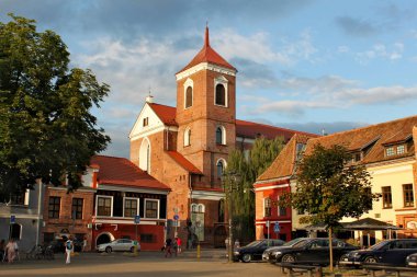 Kaunas eski kasaba meydanında Hall güneşli gün boyunca. Caffes ve restoranlar çevresinde tarihi binalar