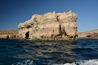 Cominotto Adası'nda mağaralar ile yüksek cilfs